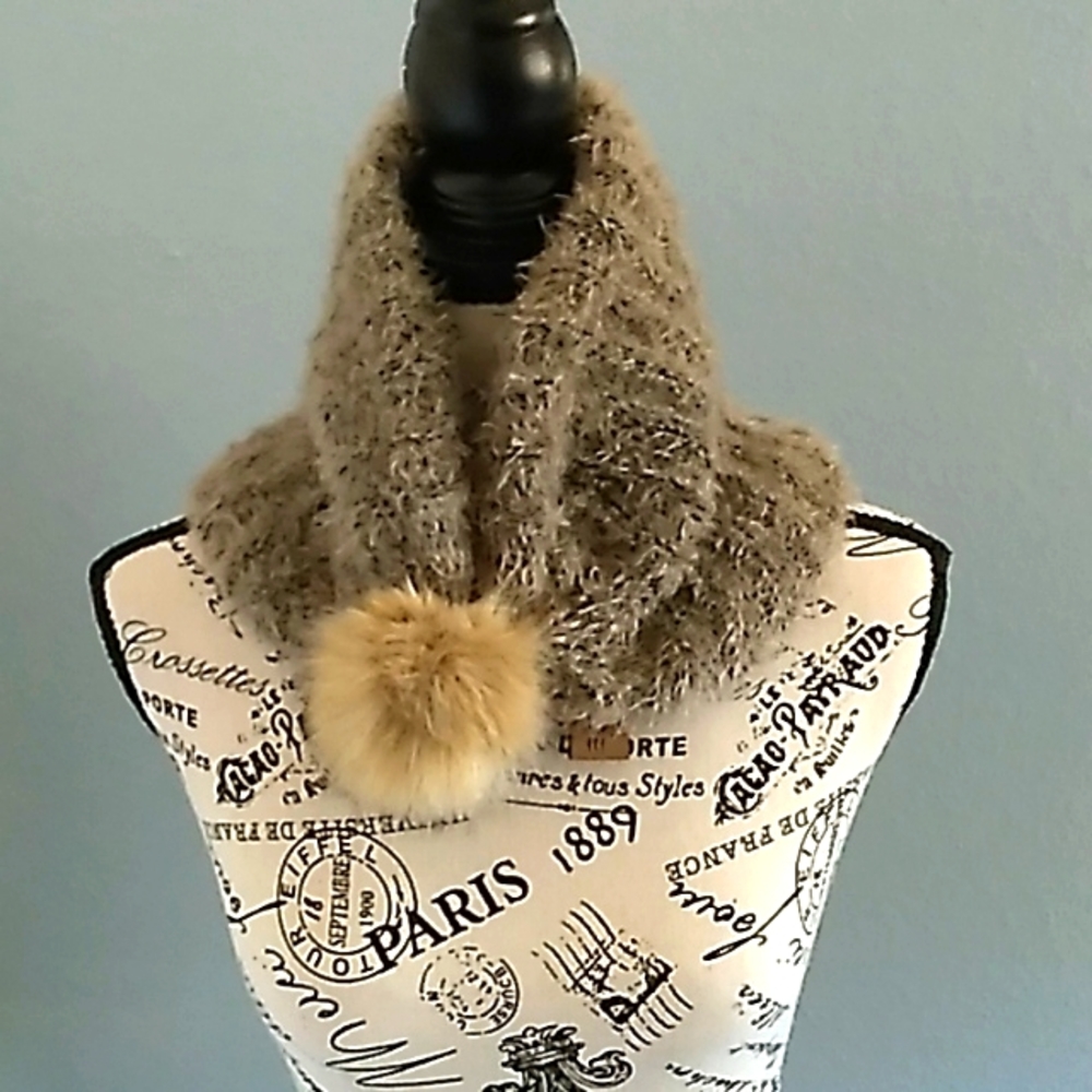 NWOT Bearpaw 2 in 1 Knit Scarf Hat with Pompom